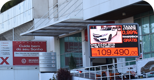 Painel LED outdoor instalado em fachada
